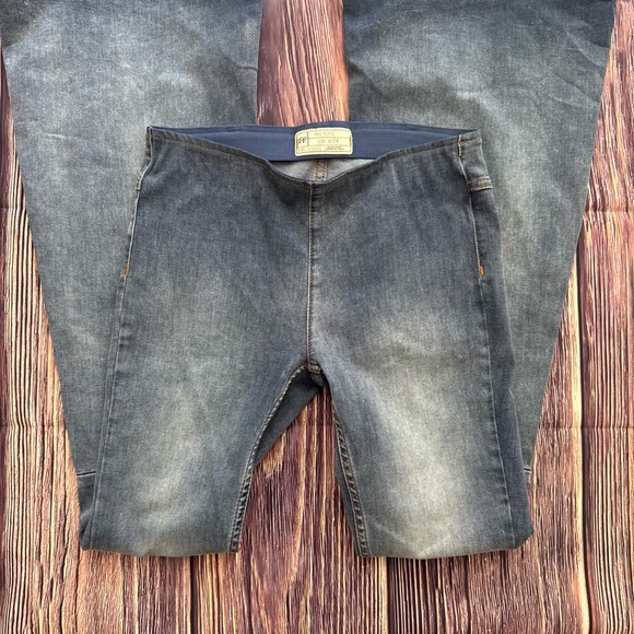 FREE PEOPLE Penny Pull On Jeans Flare Leg Bell Bottoms Blue Wash Mid Rise Boho - Picture 4 of 7